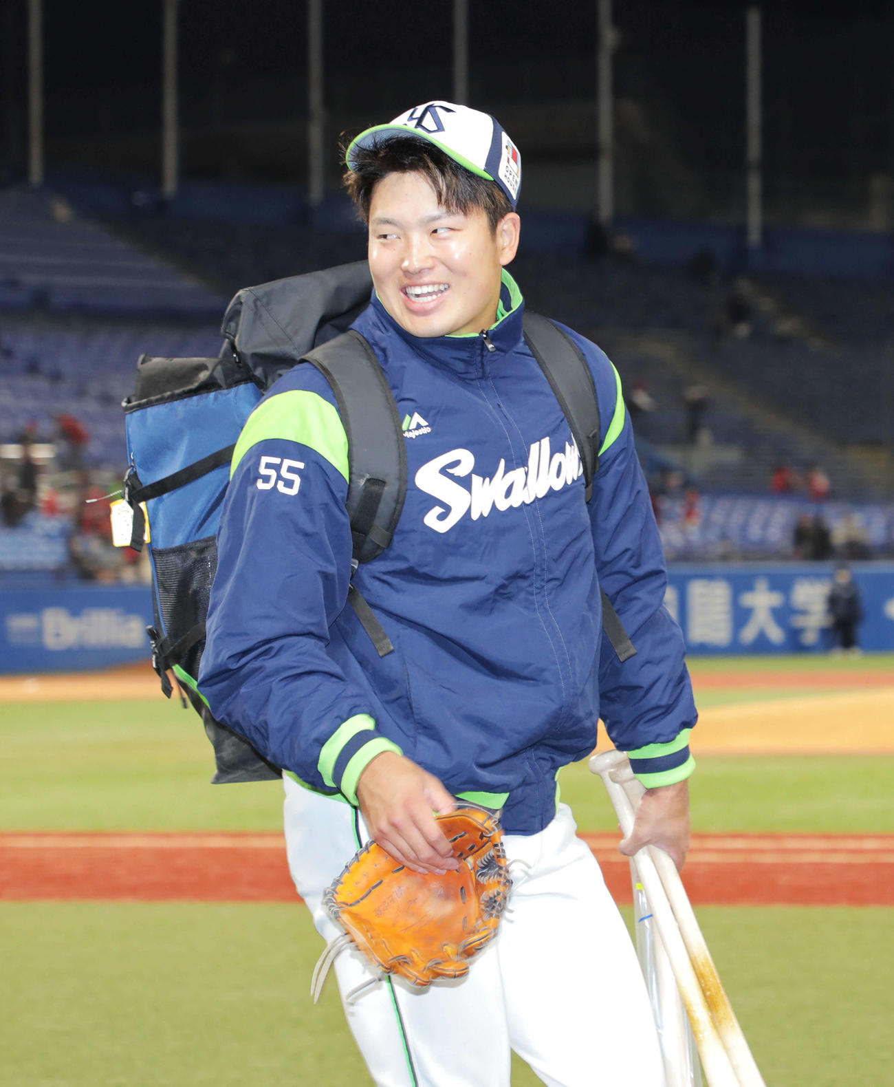 ヤクルト対広島　広島に勝利し、笑顔で引き揚げる村上（撮影・河田真司）