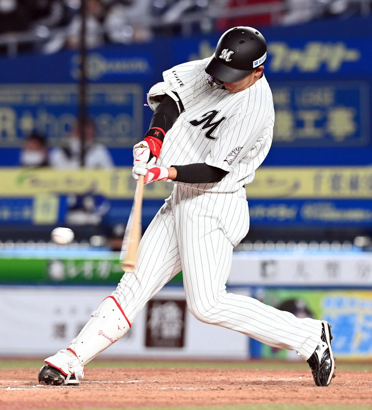 ロッテ対オリックス　7回裏ロッテ1死二塁、右越えに2号2点本塁打を放つ安田（撮影・たえ見朱実）