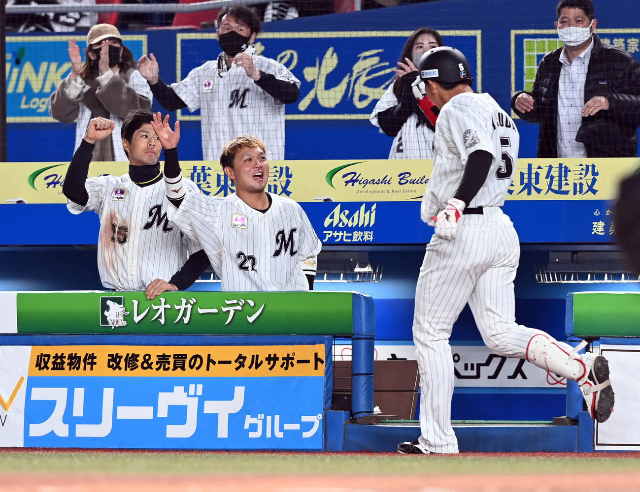 ロッテ対オリックス　7回裏ロッテ1死二塁、右越えに2号2点本塁打を放った安田尚憲を迎える田村（右）と岡（撮影・たえ見朱実）
