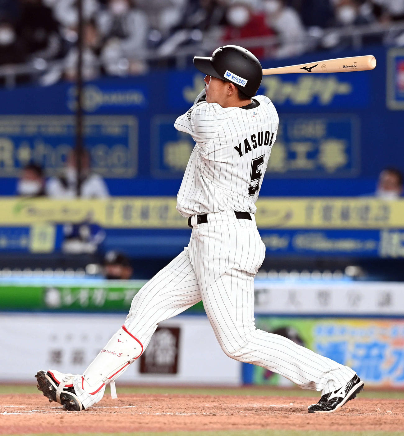 ロッテ対オリックス　7回裏ロッテ1死二塁、右越えに2号2点本塁打を放つ安田（撮影・たえ見朱実）
