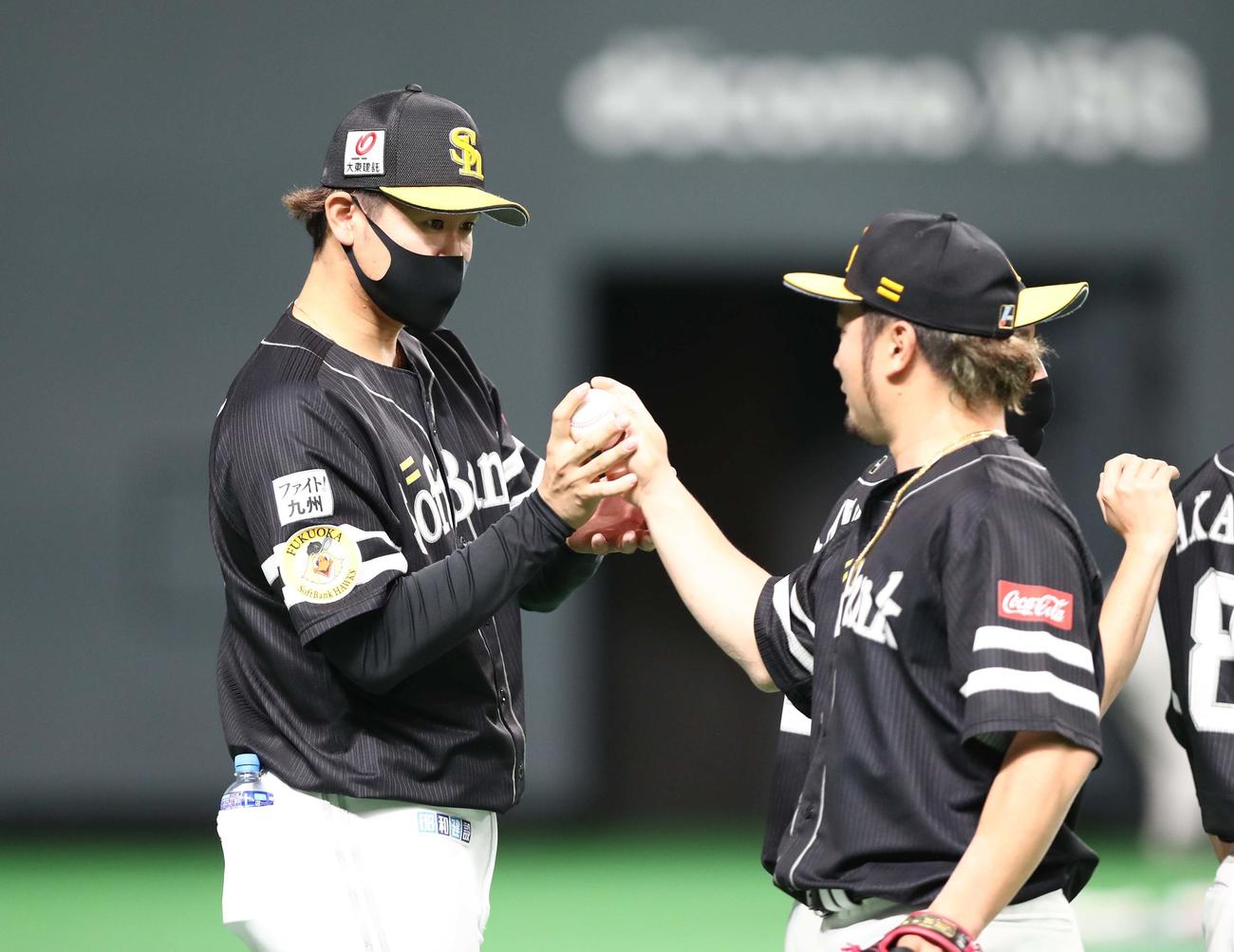 日本ハム対ソフトバンク　試合後、森からウイニングボールを受け取る杉山（撮影・黒川智章）