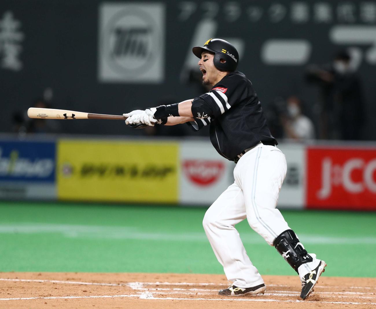 日本ハム対ソフトバンク　7回表ソフトバンク1死一、二塁、左越え適時二塁打を放つ松田（撮影・黒川智章）