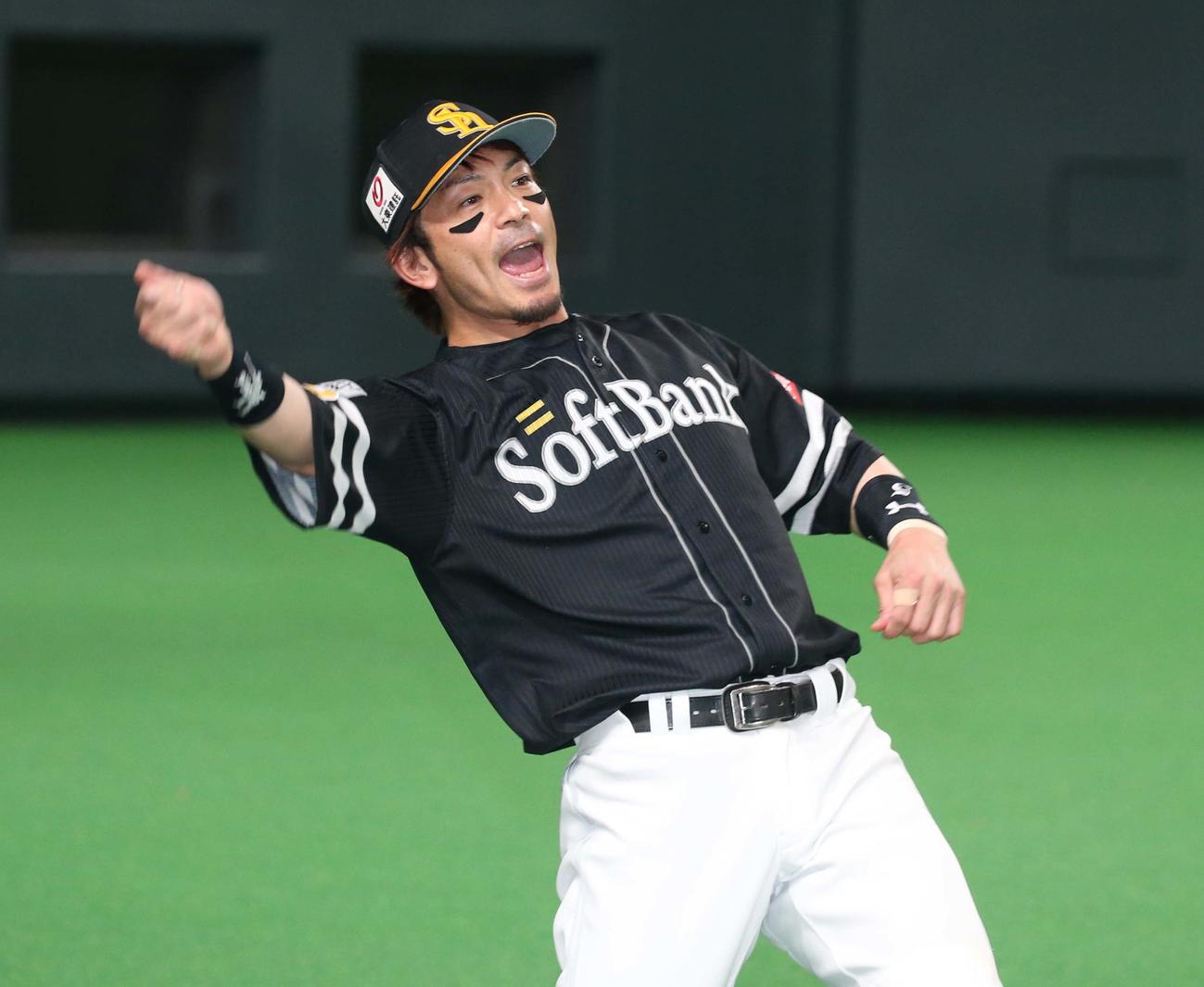 日本ハム対ソフトバンク　試合後、スタンドに向かって叫ぶ松田（撮影・黒川智章）