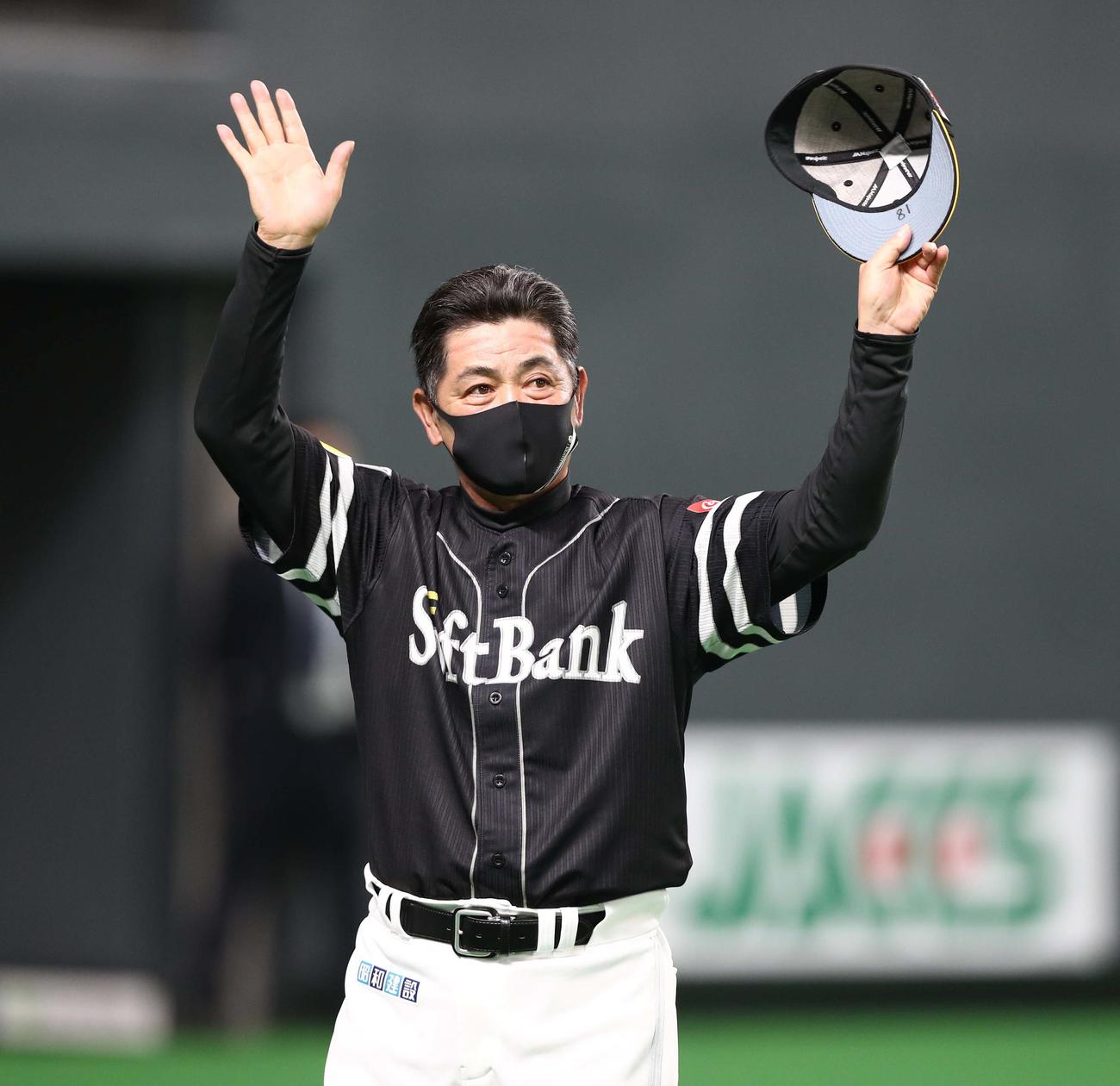 日本ハム対ソフトバンク　試合後、手を振る工藤監督（撮影・黒川智章）