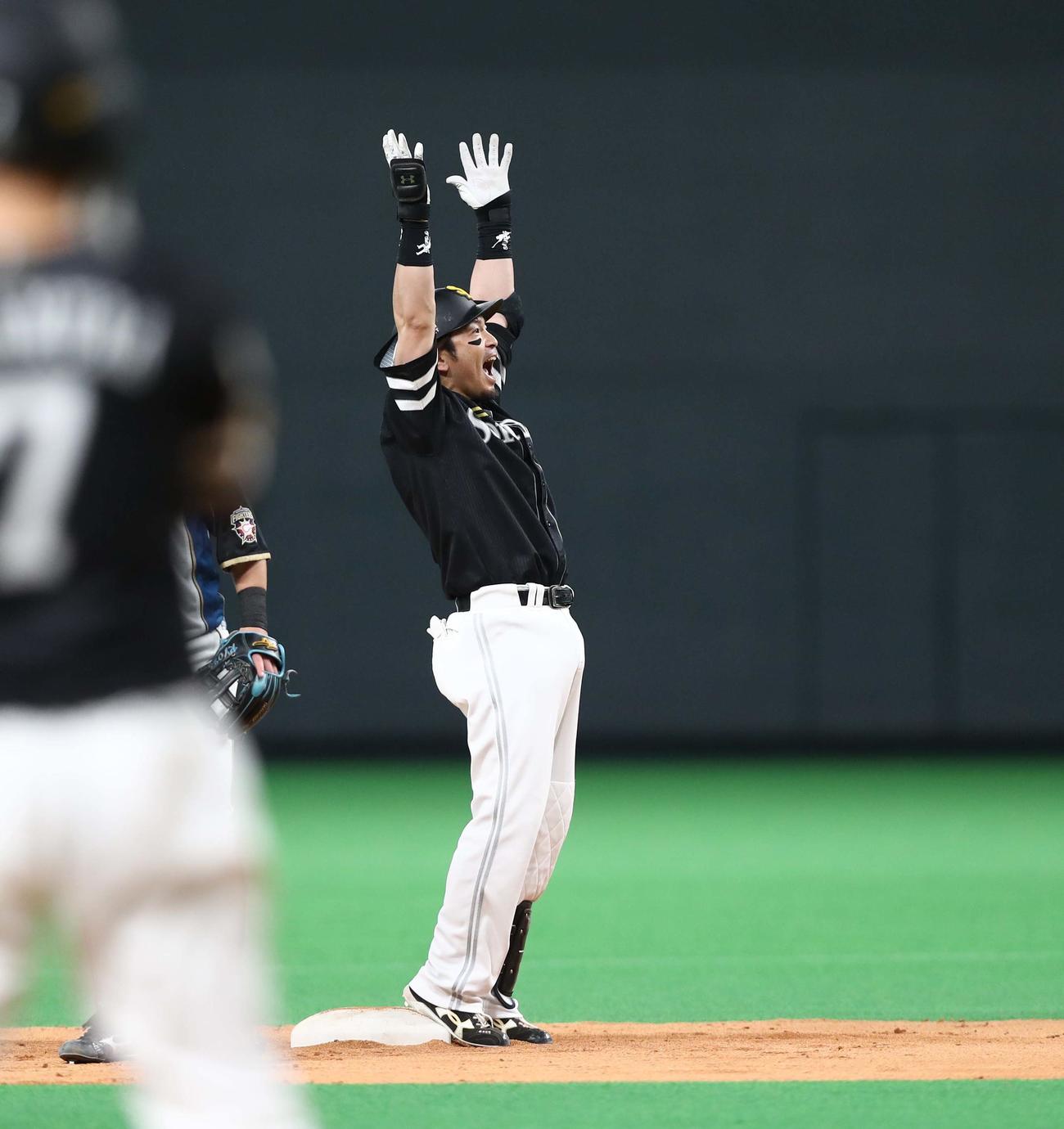 日本ハム対ソフトバンク　7回表ソフトバンク1死一、二塁、左越え適時二塁打を放ち叫ぶ松田（撮影・黒川智章）