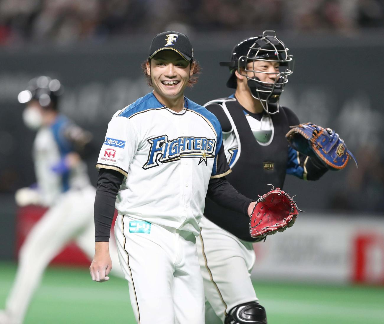 日本ハム対ソフトバンク　6回表、打者を3人で抑え笑顔の伊藤（撮影・黒川智章）