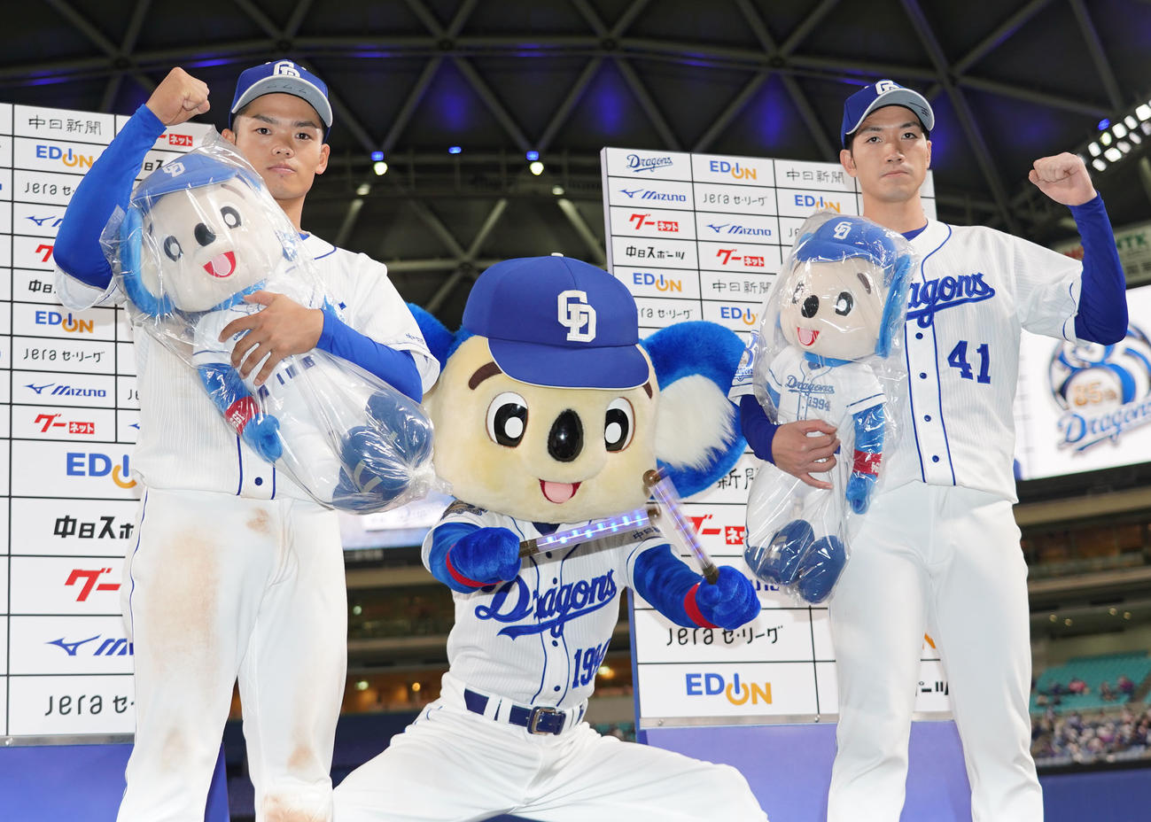 中日対DeNA　ヒーローインタビューを終えドアラとポーズを決める根尾（左）と勝野（撮影・森本幸一）