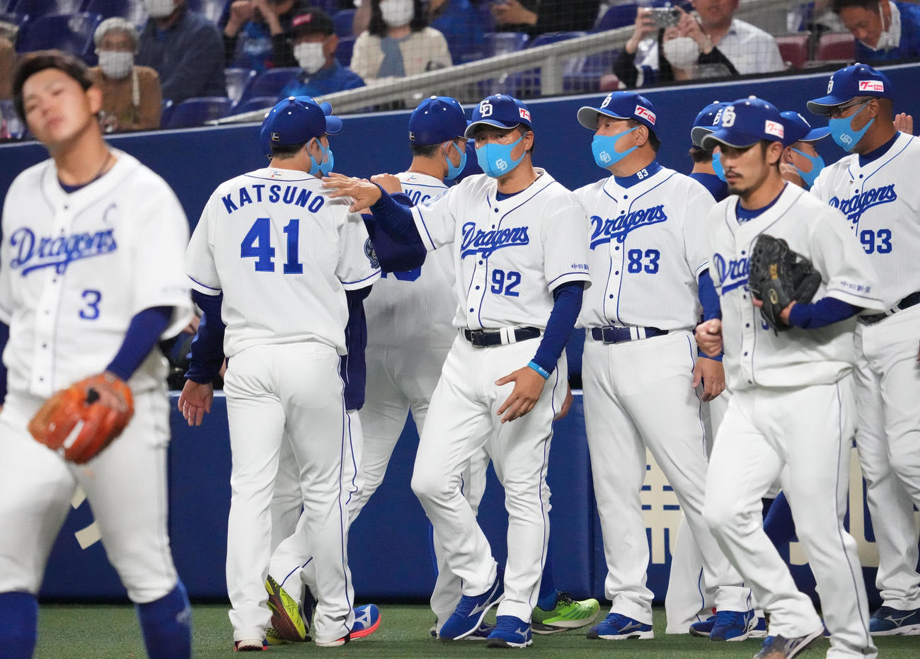 中日対DeNA　試合終了、勝利し勝野らナインを迎える与田監督（撮影・森本幸一）
