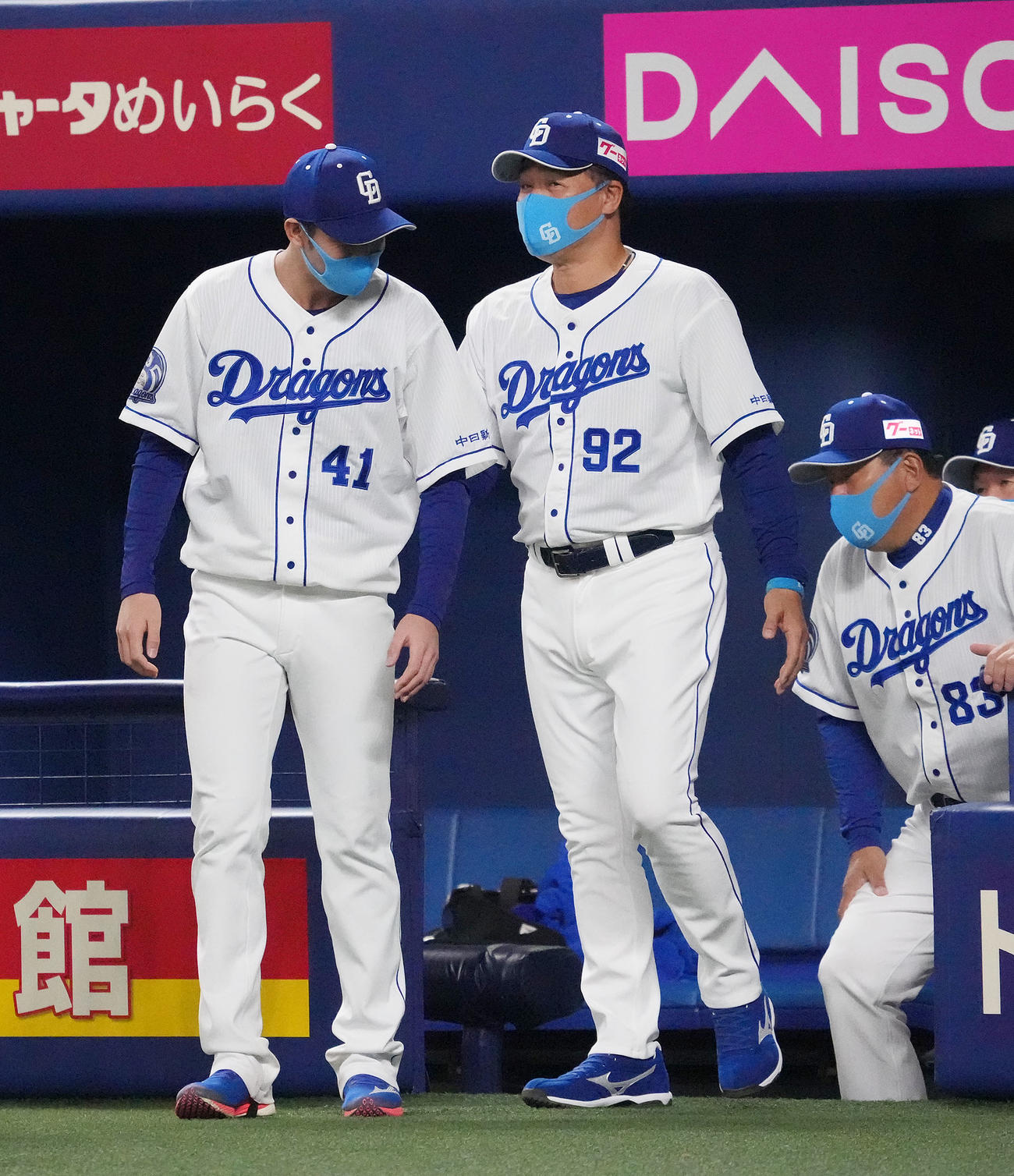中日対DeNA　勝利し勝野（左）をねぎらう与田監督（中央）（撮影・森本幸一）
