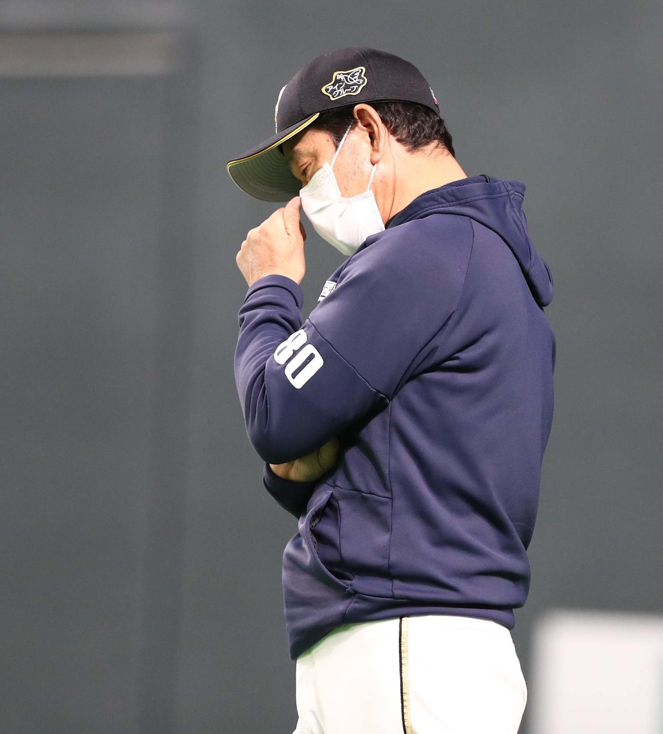 日本ハム対ソフトバンク　渋い表情で投手交代を告げる栗山監督（撮影・黒川智章）