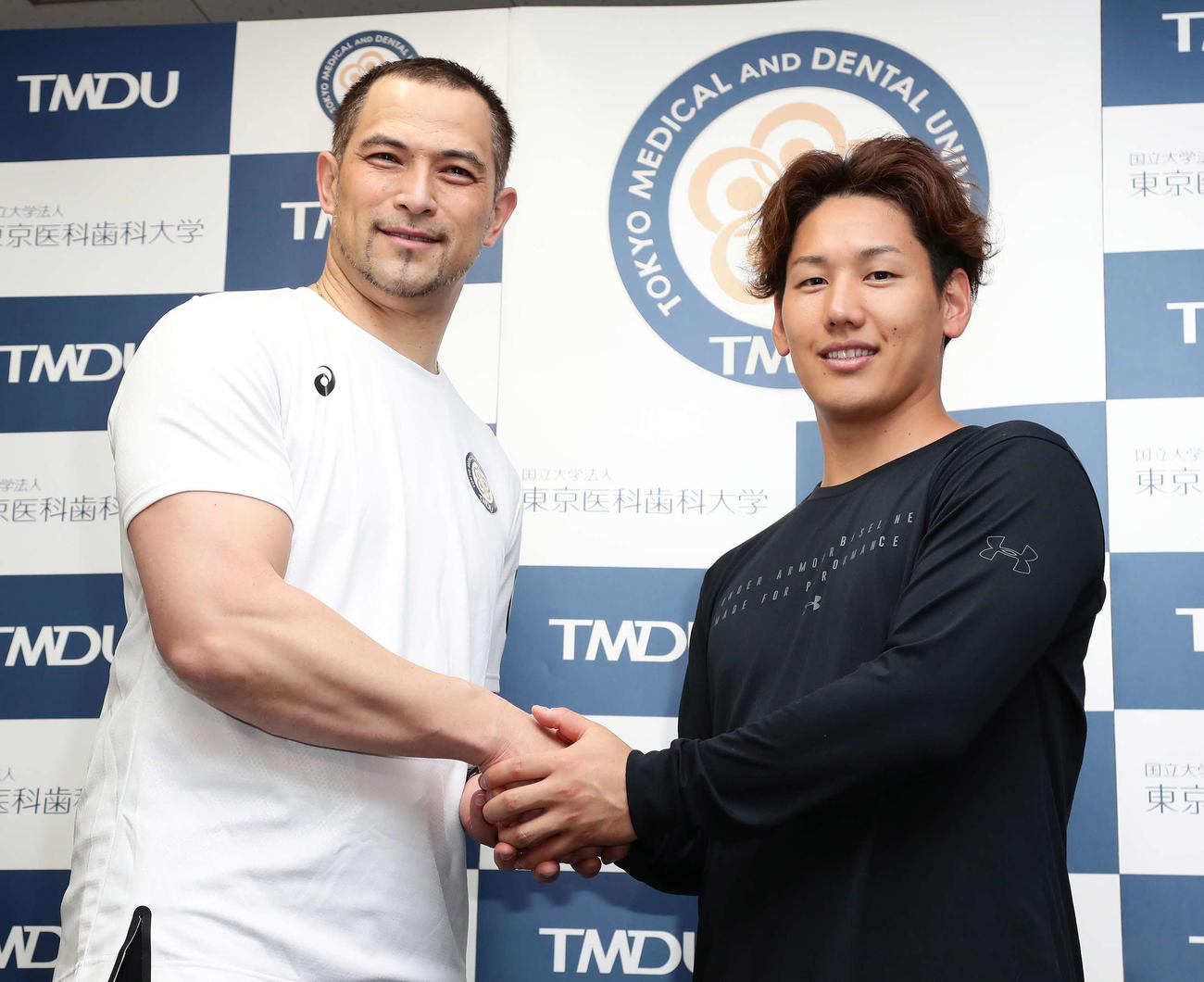 20年1月、公開トレーニングを終えて握手する室伏氏（左）とオリックス吉田正尚