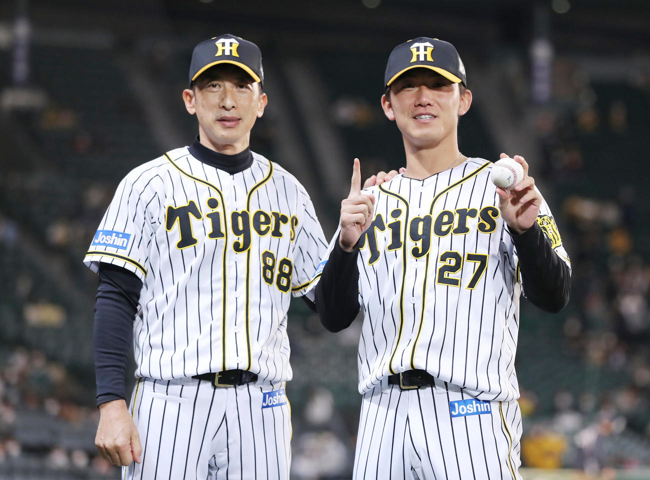 阪神対巨人　プロ初勝利を挙げた伊藤将（右）。左は祝福する矢野監督（撮影・前田充）