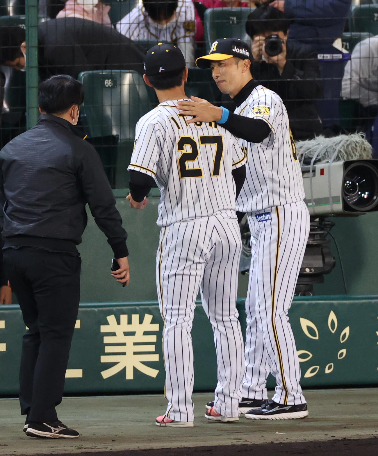 阪神対巨人　プロ初勝利を挙げた伊藤将（左）をねぎらう矢野監督（撮影・清水貴仁）