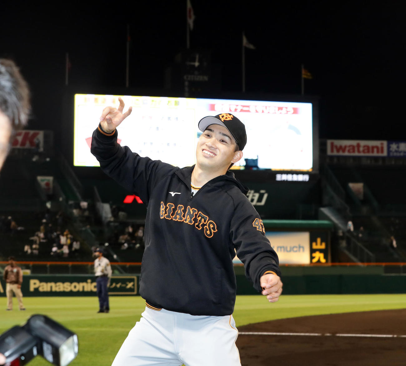 阪神対巨人　好投で今季2勝目の高橋は、インタビュー後の記念撮影でVサインしながらおどけたようなポーズ（撮影・浅見桂子）