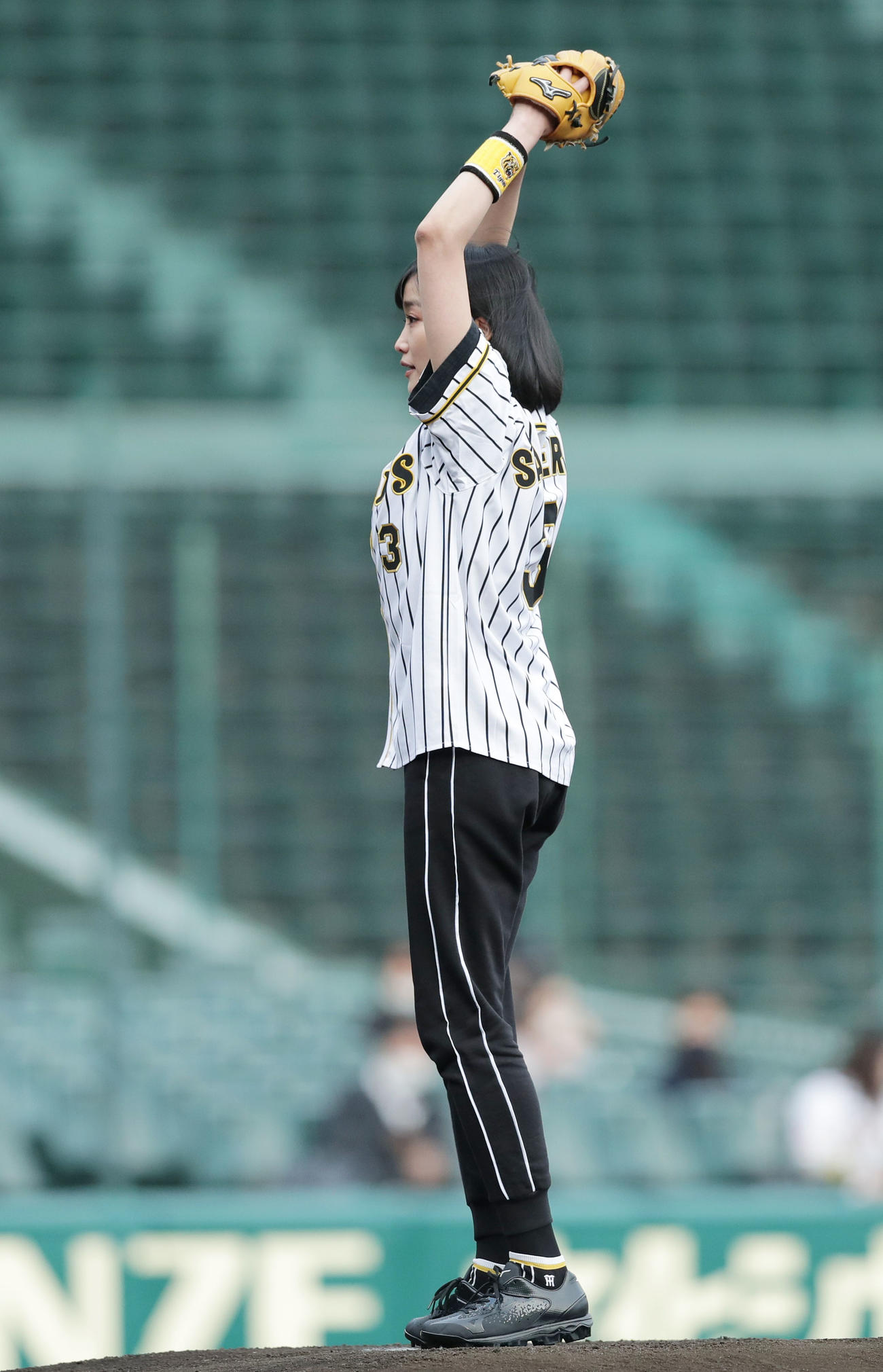 阪神対巨人　ファーストピッチセレモニーで投球する佐藤江梨子（撮影・前田充）