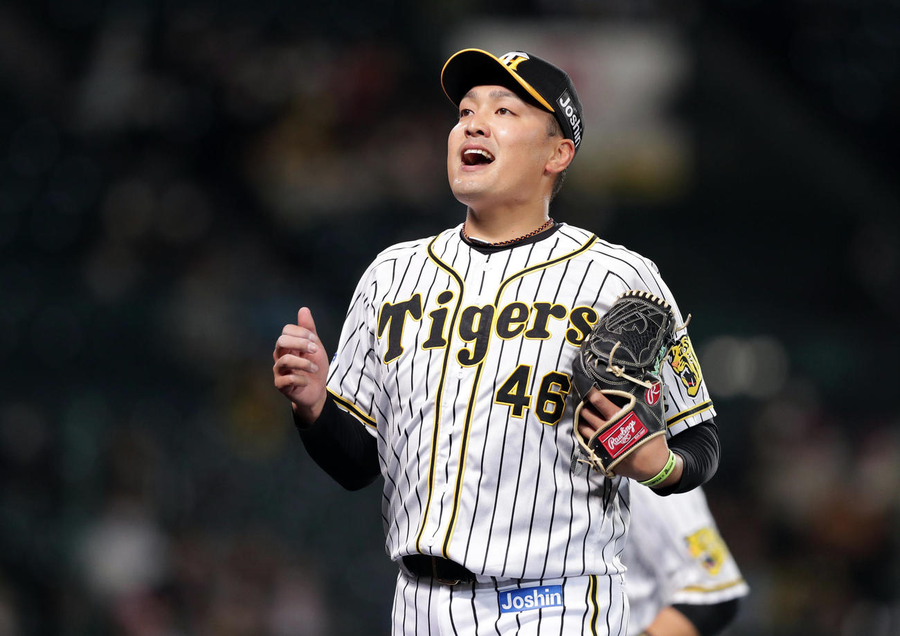 阪神対巨人　3回表巨人2死一塁、梶谷を空振り三振に仕留め、声をあげてベンチへ戻る秋山（撮影・前田充）
