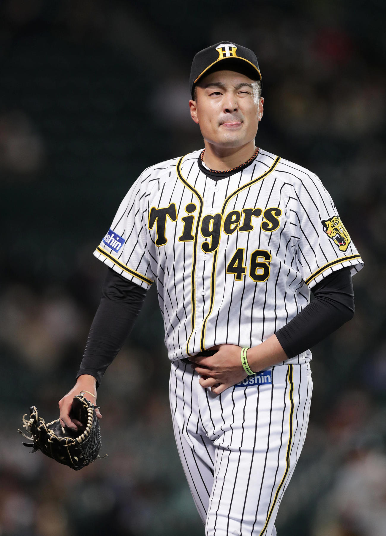 阪神対巨人　4回表を投げ終え、犠飛で失点した秋山は顔をしかめながらベンチへ戻る（撮影・前田充）