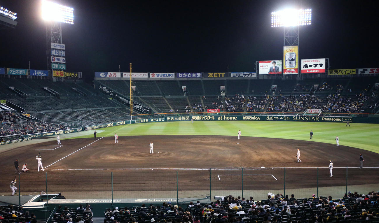 阪神対巨人　5回裏阪神1死、巨人の佐藤輝シフト（撮影・上山淳一）