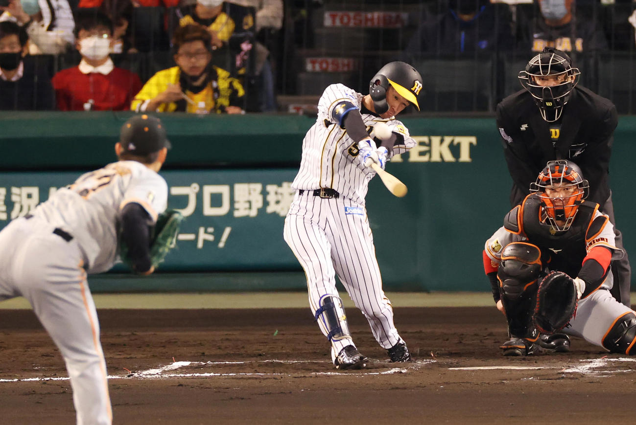 阪神対巨人　6回裏阪神1死、右前にチーム初安打を放つ近本（撮影・清水貴仁）
