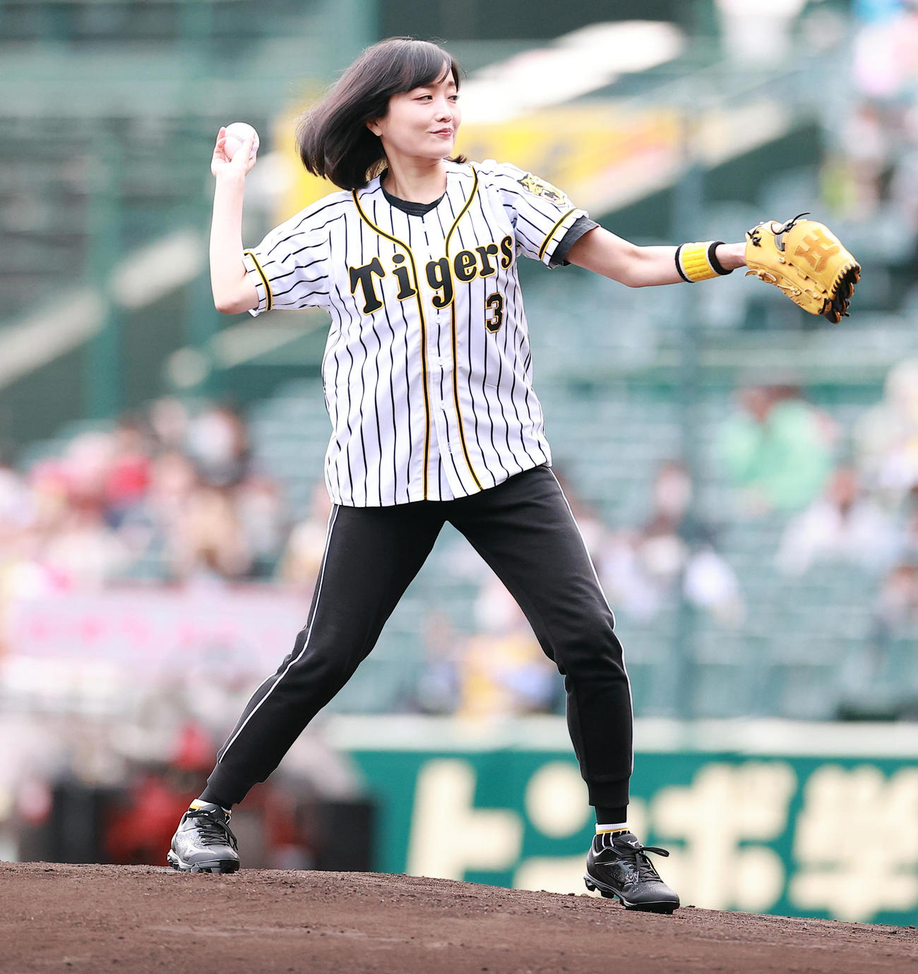 阪神対巨人　試合前のファーストピッチセレモニーで投げる佐藤江梨子（撮影・浅見桂子）