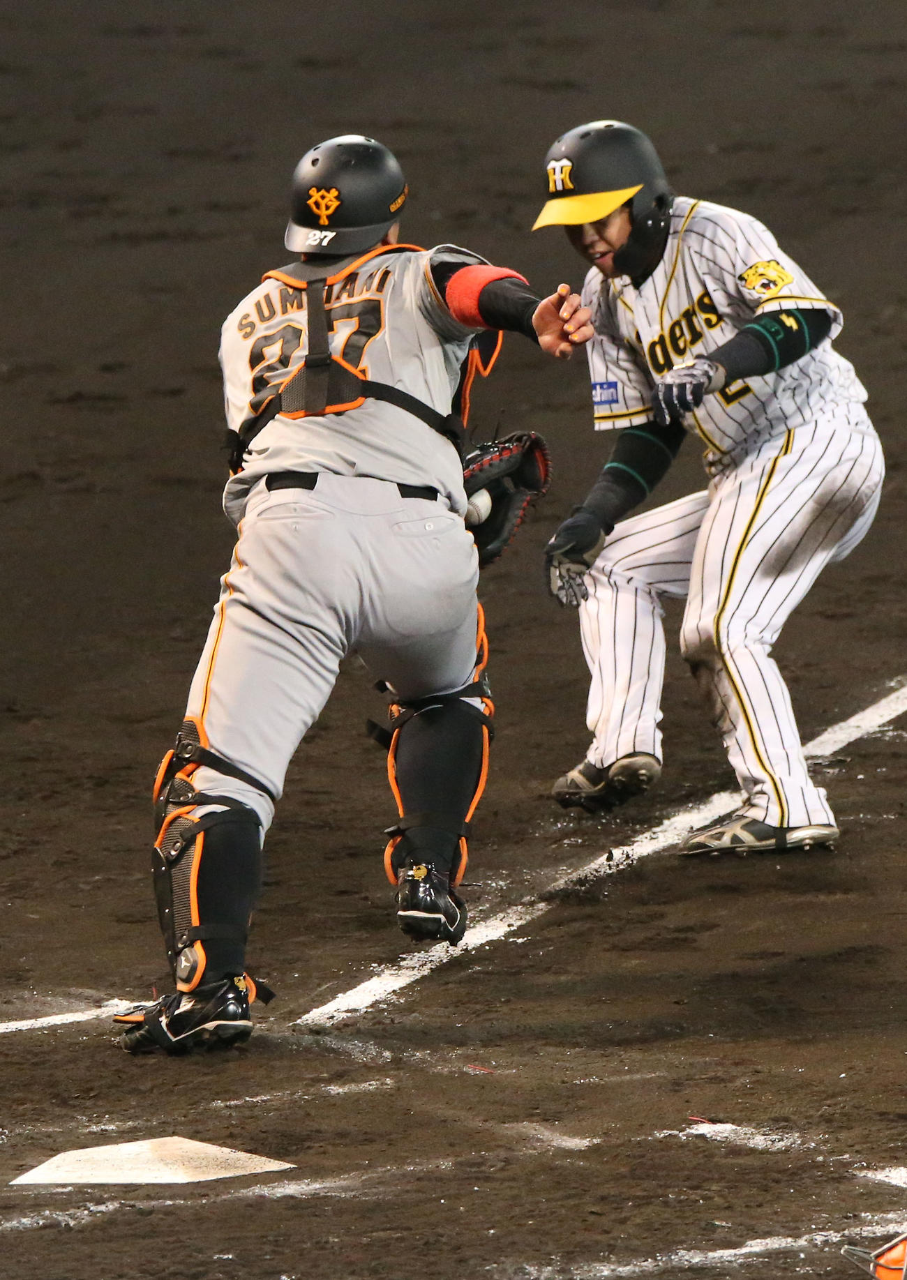 阪神対巨人　8回裏阪神1死二、三塁、三走梅野（右）は代打陽川の一ゴロでホームを狙うが捕手炭谷に封殺される（撮影・上山淳一）