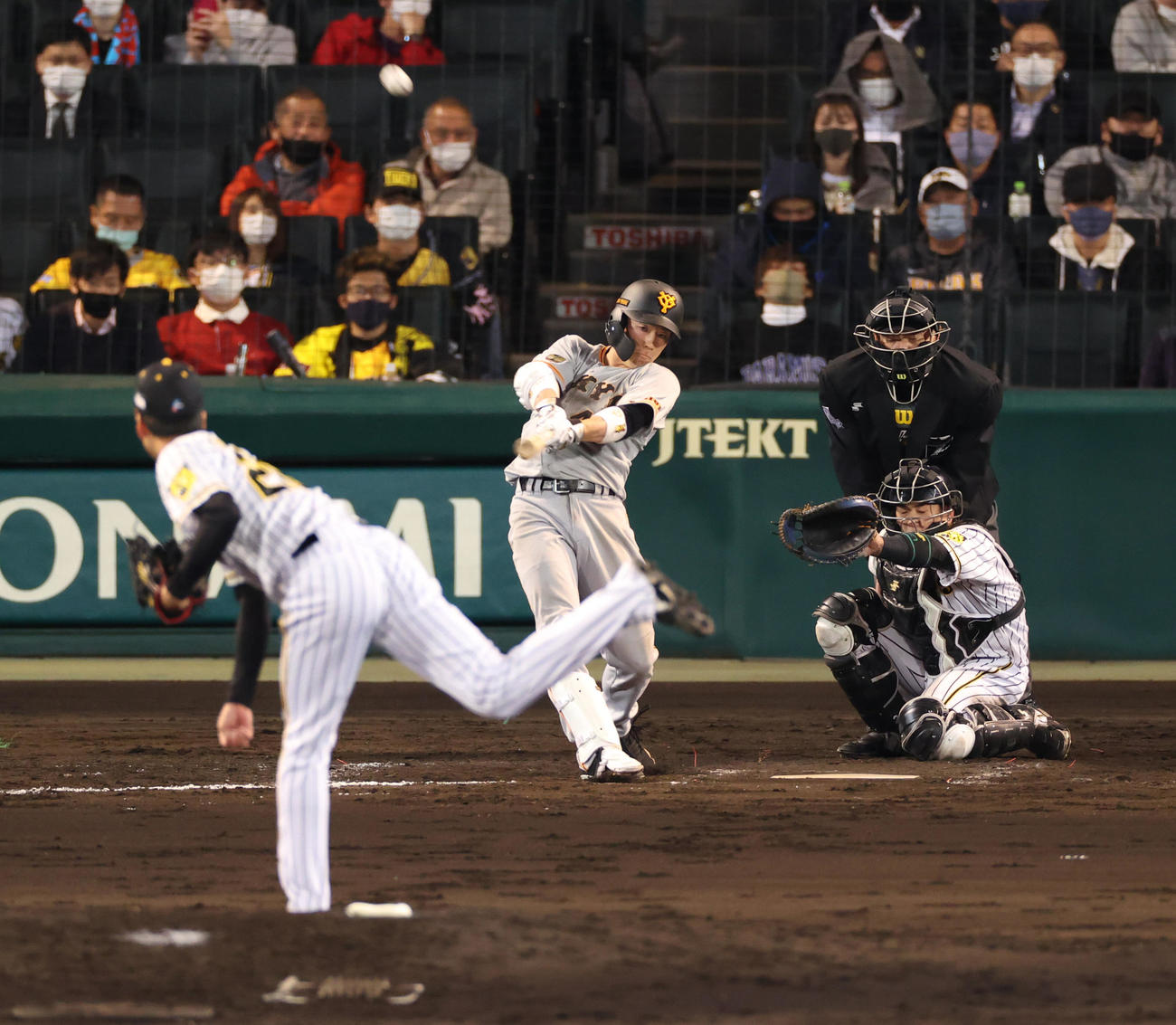 右越え本塁打を放つ重信（撮影・清水貴仁）
