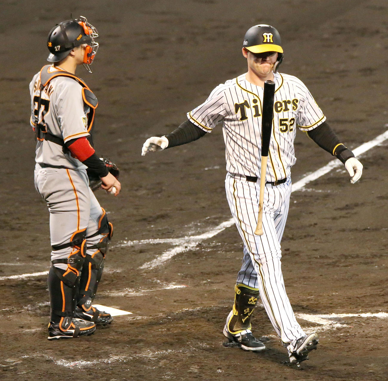 阪神対巨人　9回裏阪神1死二塁、サンズ（右）は見逃し三振に終わりベンチへ引き揚げる（撮影・上山淳一）