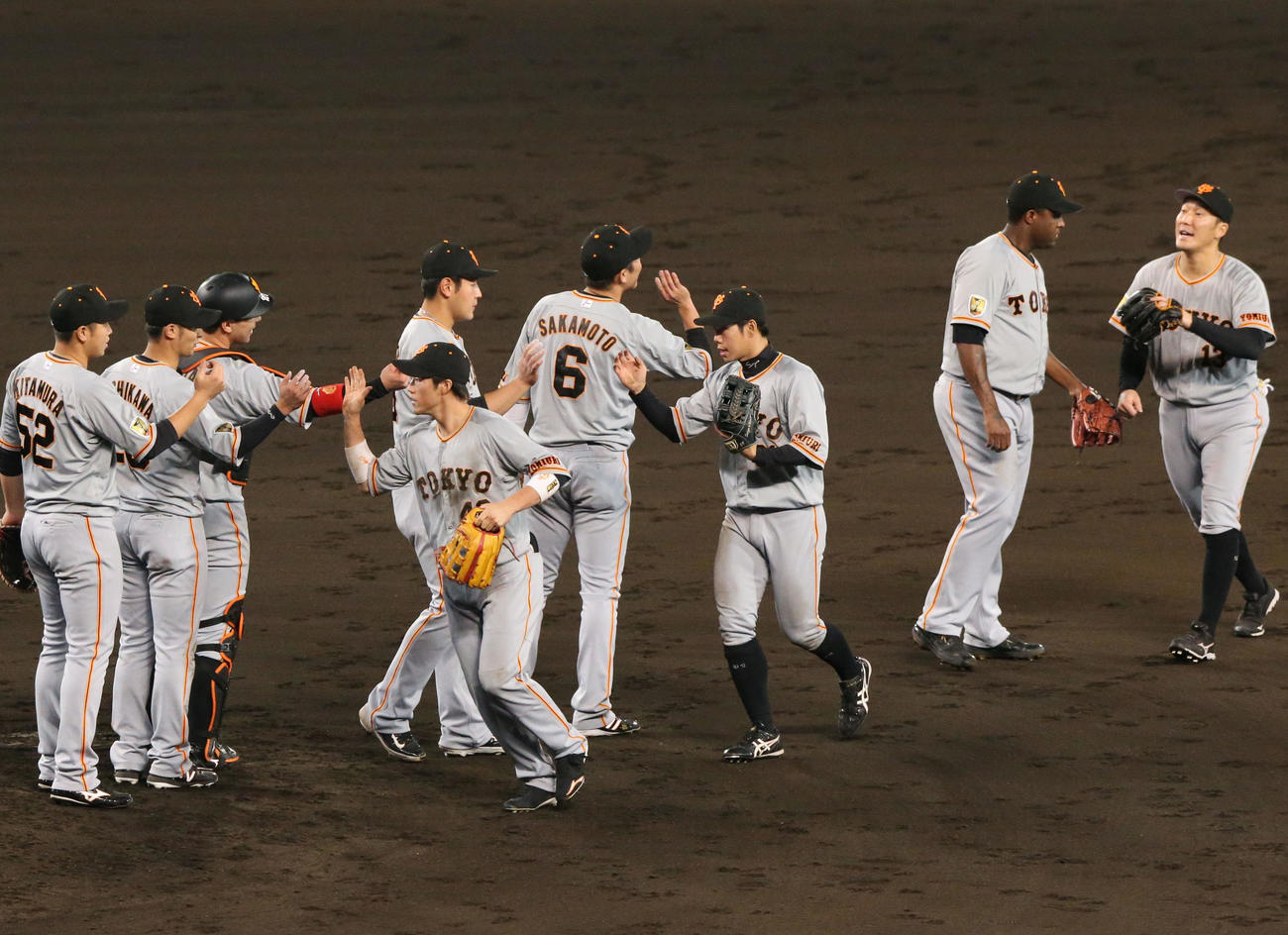 阪神対巨人　阪神に勝利し喜ぶ巨人ナイン（撮影・上山淳一）