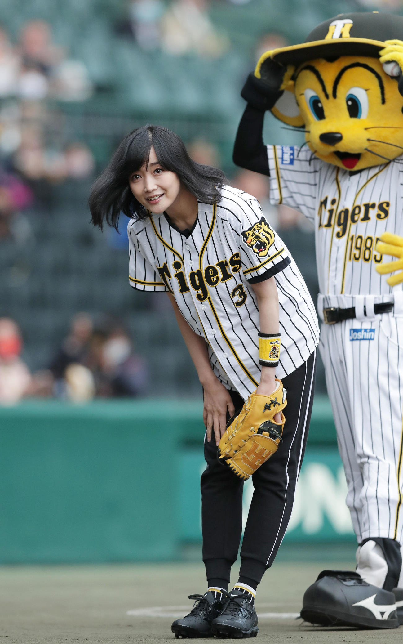 阪神対巨人　ファーストピッチセレモニーで投球した佐藤江梨子（撮影・前田充）