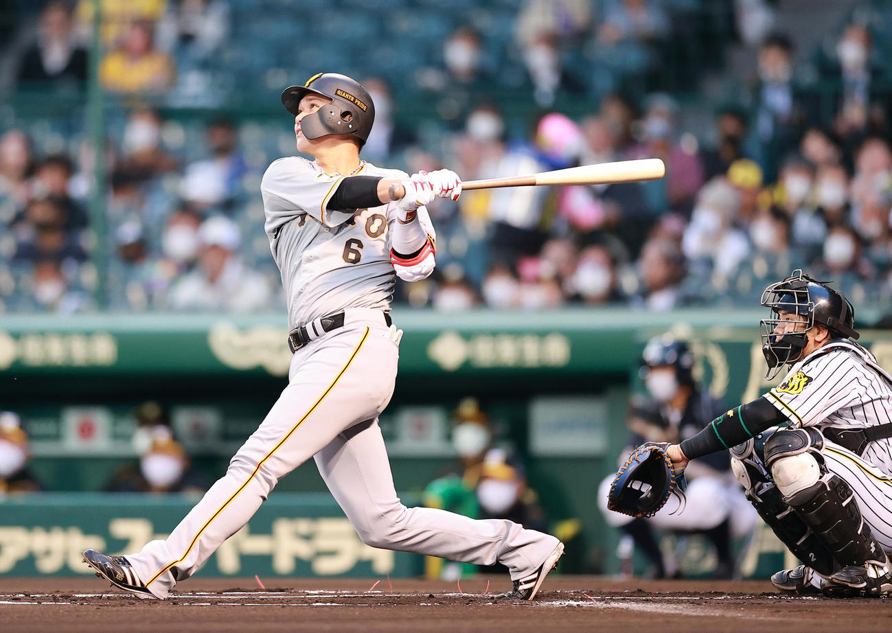 阪神対巨人　1回表巨人1死、坂本は中越えソロ本塁打を放つ（撮影・浅見桂子）