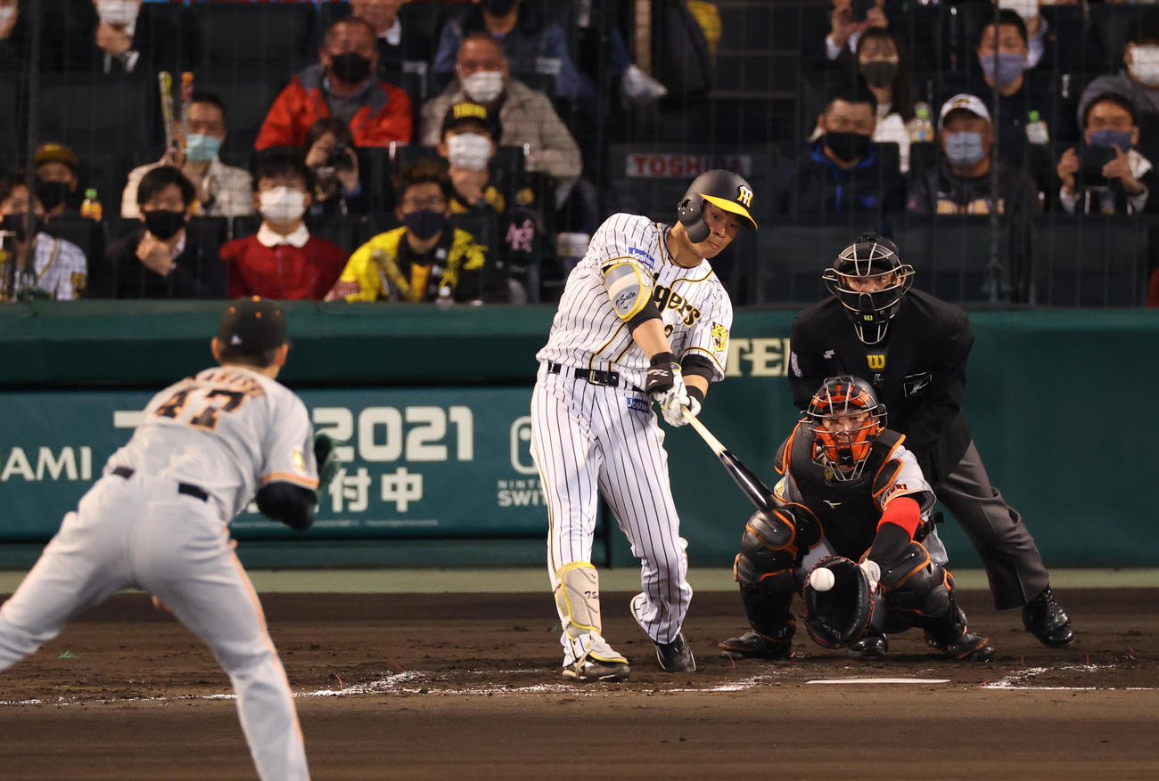 阪神対巨人　2回裏阪神1死一塁、空振り三振に倒れる佐藤輝（撮影・清水貴仁）