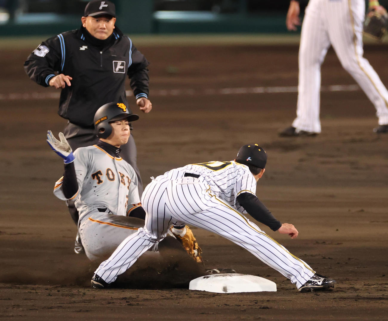 阪神対巨人　3回表巨人2死一塁、打者梶谷の時に二盗を成功させる松原（撮影・清水貴仁）