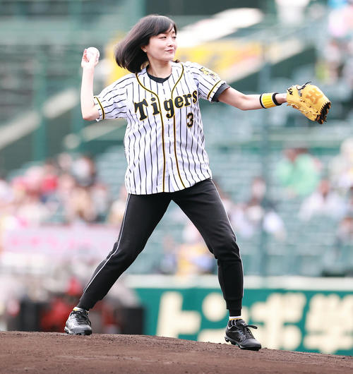阪神対巨人 試合前のファーストピッチセレモニーで投げる佐藤江梨子(撮影・浅見桂子)
