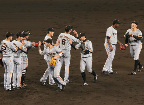 阪神対巨人 阪神に勝利し喜ぶ巨人ナイン(撮影・上山淳一)