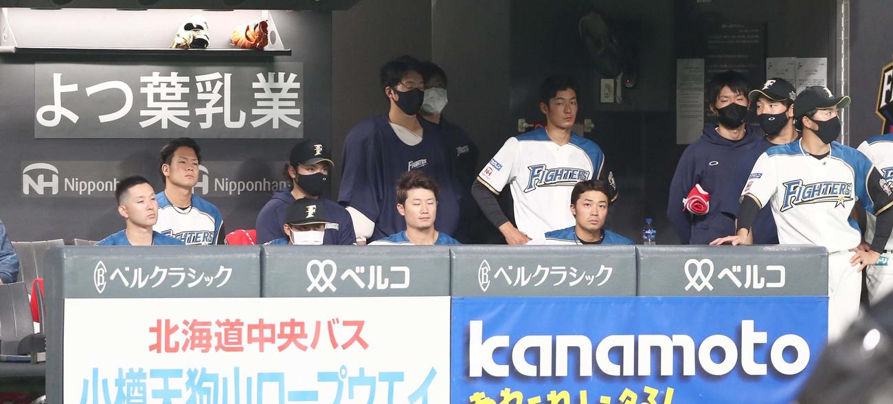 日本ハム対ソフトバンク　ベンチで渋い表情の日本ハムナイン（撮影・黒川智章）