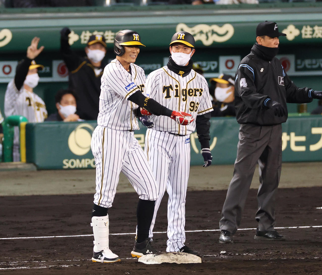 阪神対巨人　8回裏阪神無死一塁、左前打を放った糸井（撮影・清水貴仁）
