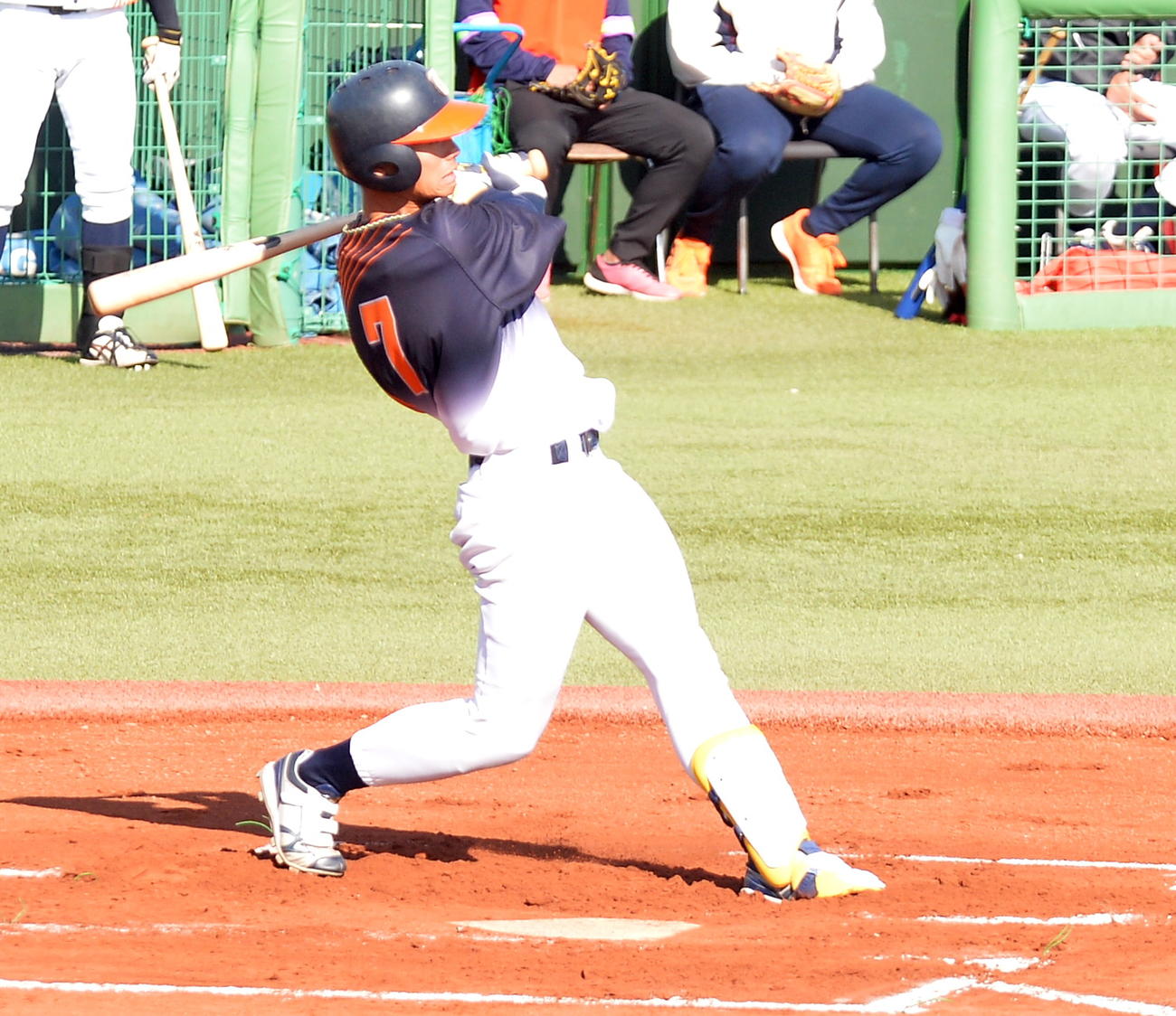 6回裏、中前打を放つ岩野
