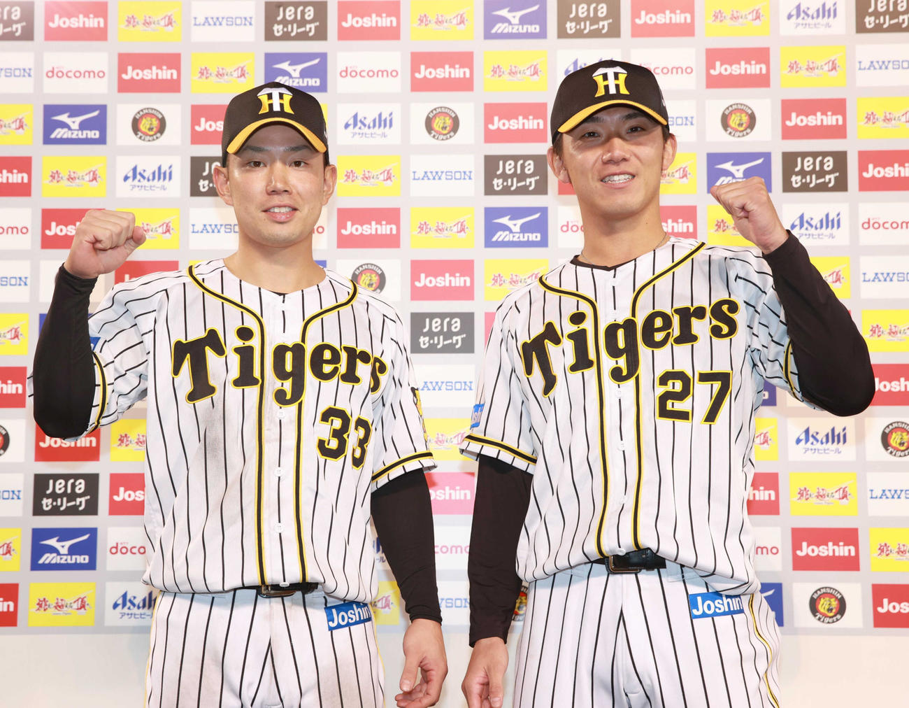 ヒーローインタビューでポーズを決める糸原（左）と伊藤将（代表撮影）