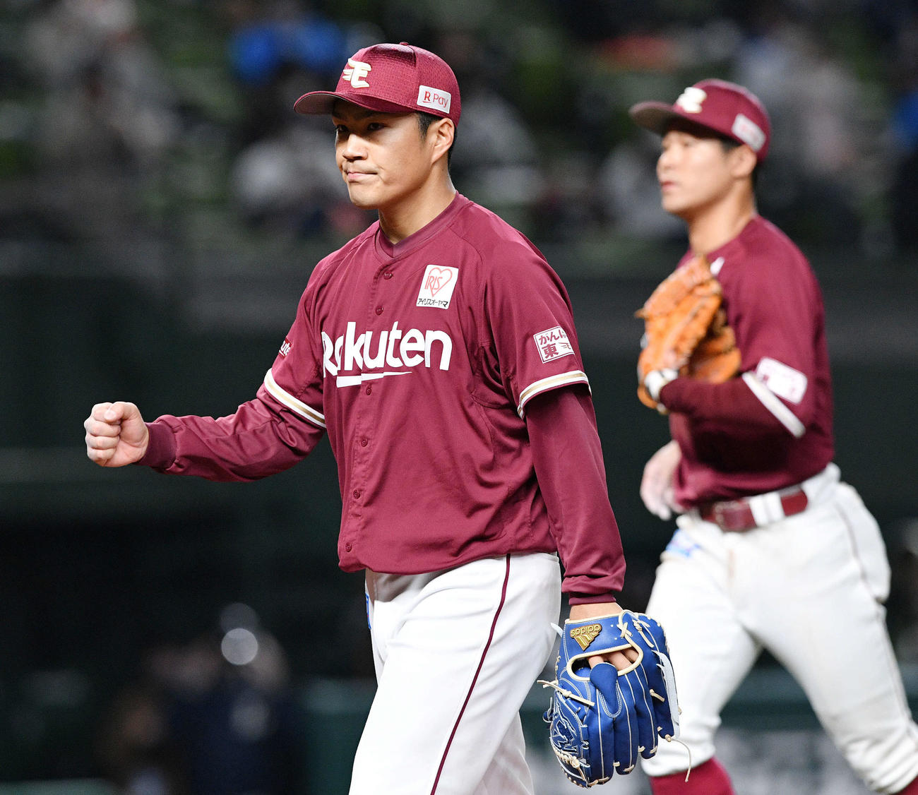 西武対楽天　6回を投げ終え拳を握る楽天則本昂（撮影・滝沢徹郎）