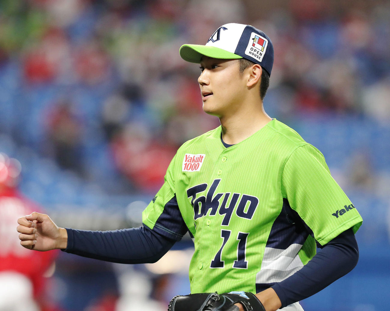 ヤクルト対広島　5回表を抑え、ガッツポーズでベンチに戻る奥川（撮影・河田真司）