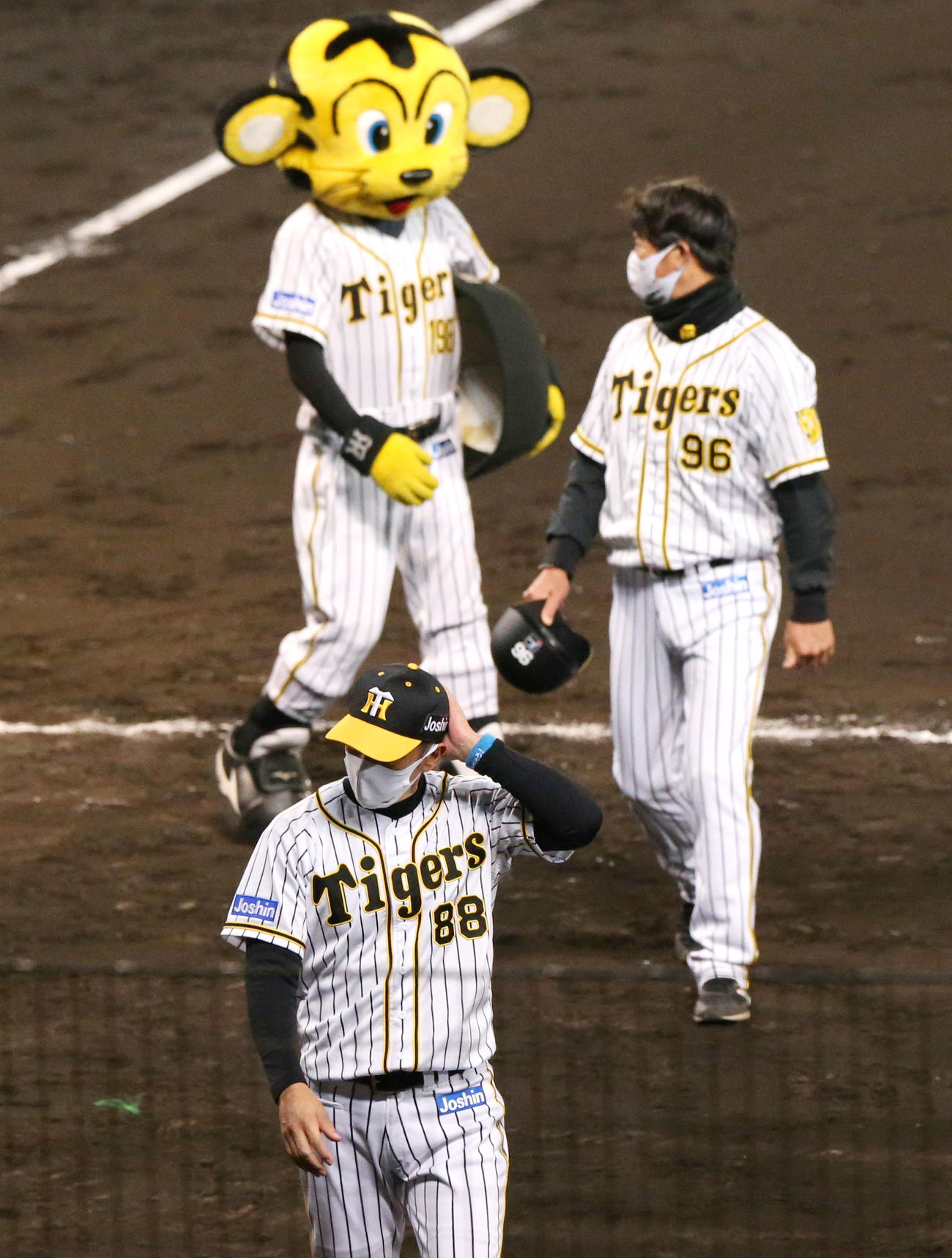 阪神対巨人　巨人に敗れた矢野監督はスタンドにあいさつし引き揚げる（撮影・上山淳一）
