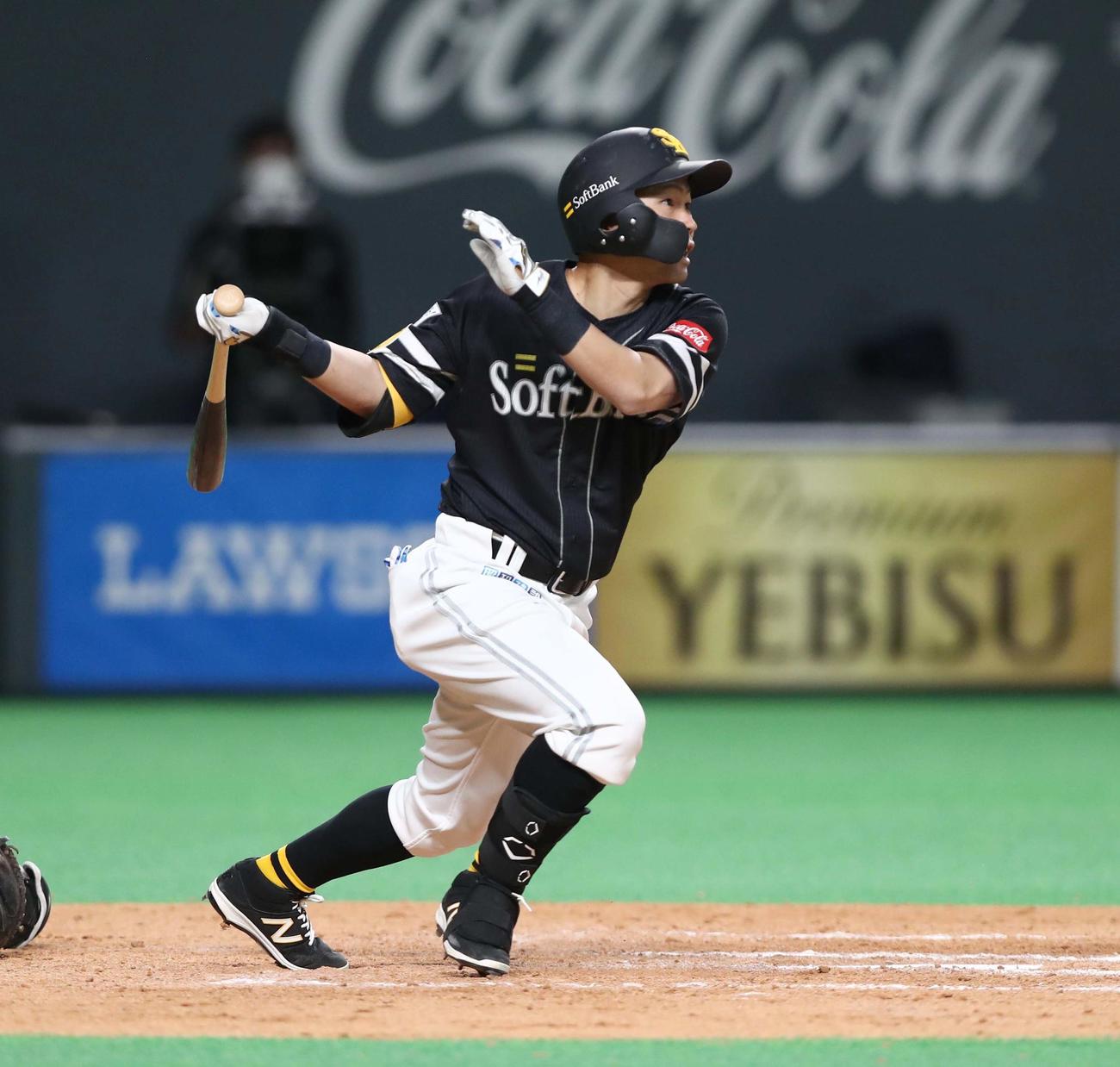日本ハム対ソフトバンク　8回表ソフトバンク1死二、三塁、右前に2点適時打を放つ中村晃（撮影・黒川智章）