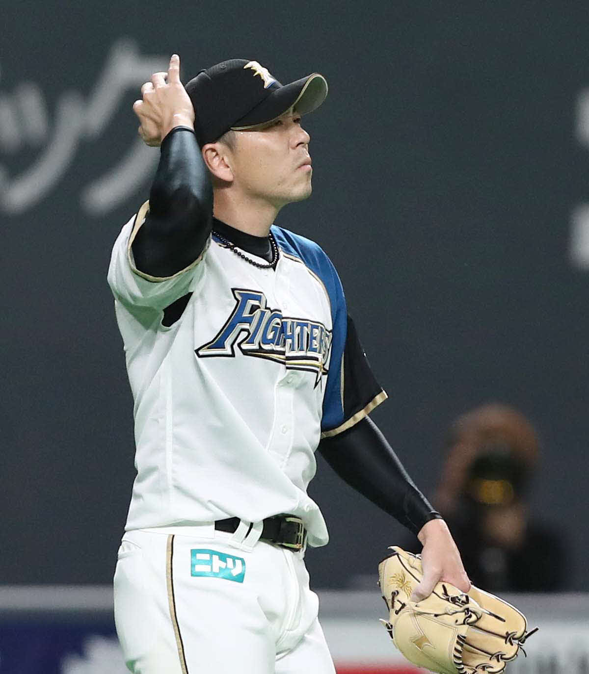 日本ハム対ソフトバンク　8回表、3失点し渋い表情の宮西（撮影・黒川智章）