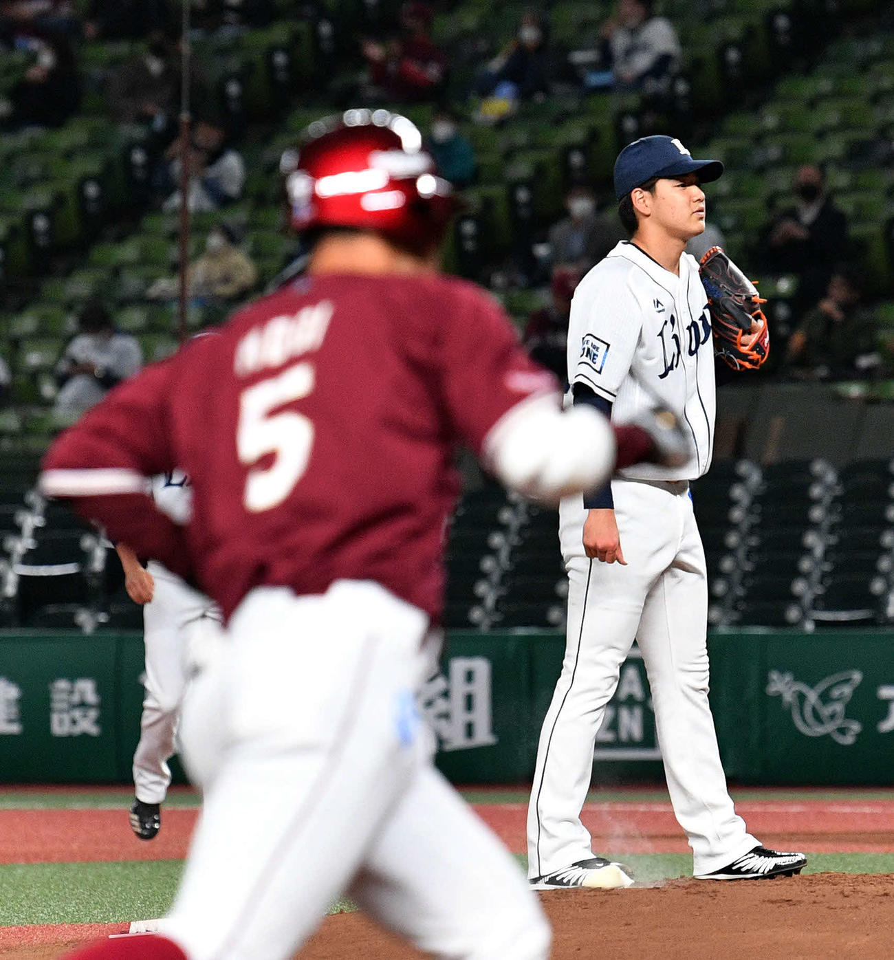 西武対楽天　2回表楽天1死、茂木（手前）に先制の本塁打を浴びる上間（撮影・滝沢徹郎）