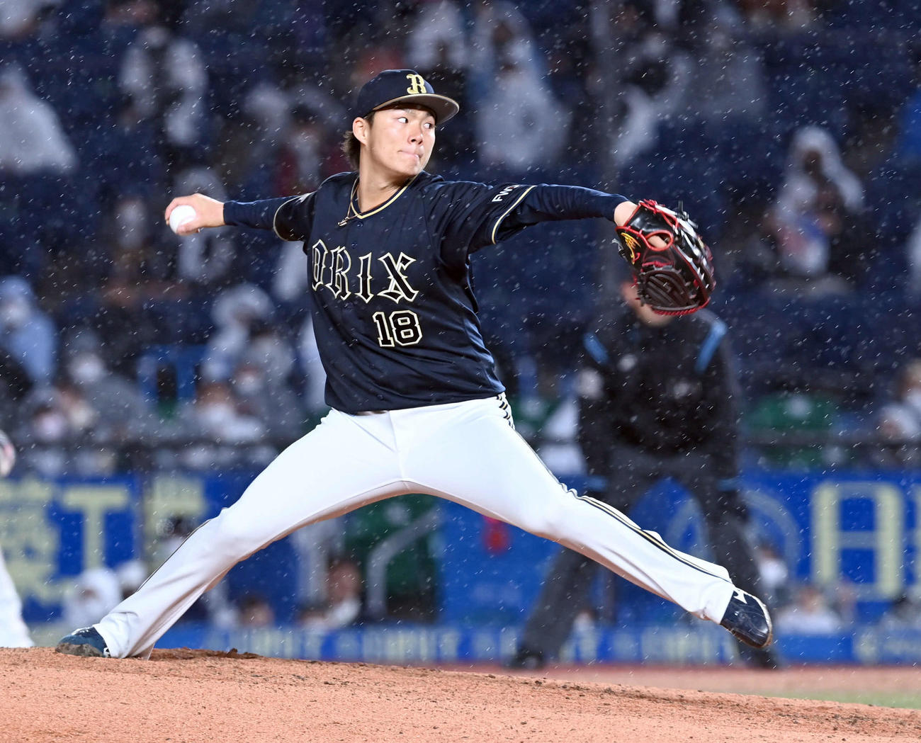 ロッテ対オリックス　7回を投げ、6安打1失点でマウンドを降りたオリックスの先発山本（影・たえ見朱実）