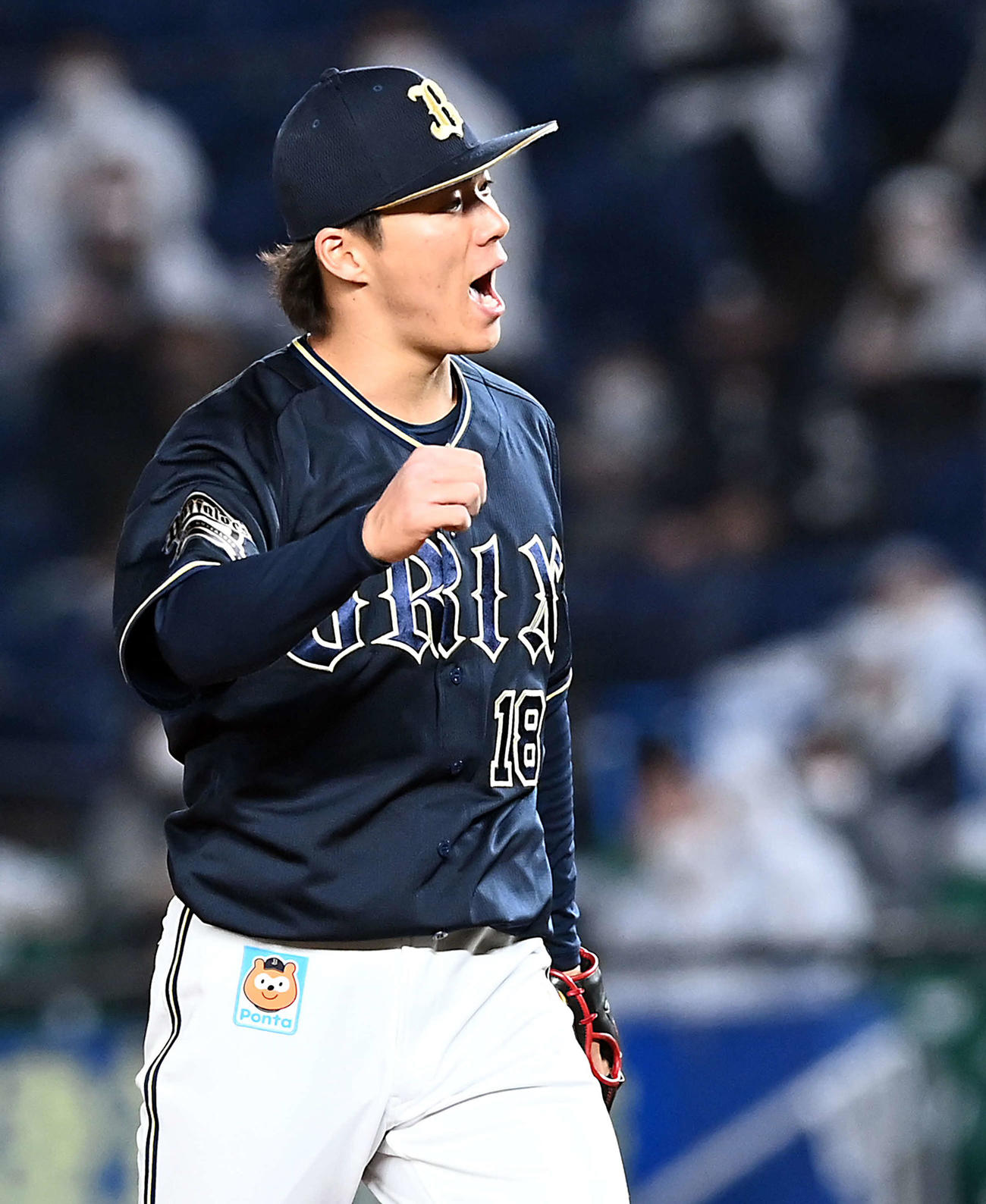 ロッテ対オリックス　7回裏ロッテ2死一、二塁、代打角中を見逃し三振に打ち取りガッツポーズを決める山本（影・たえ見朱実）