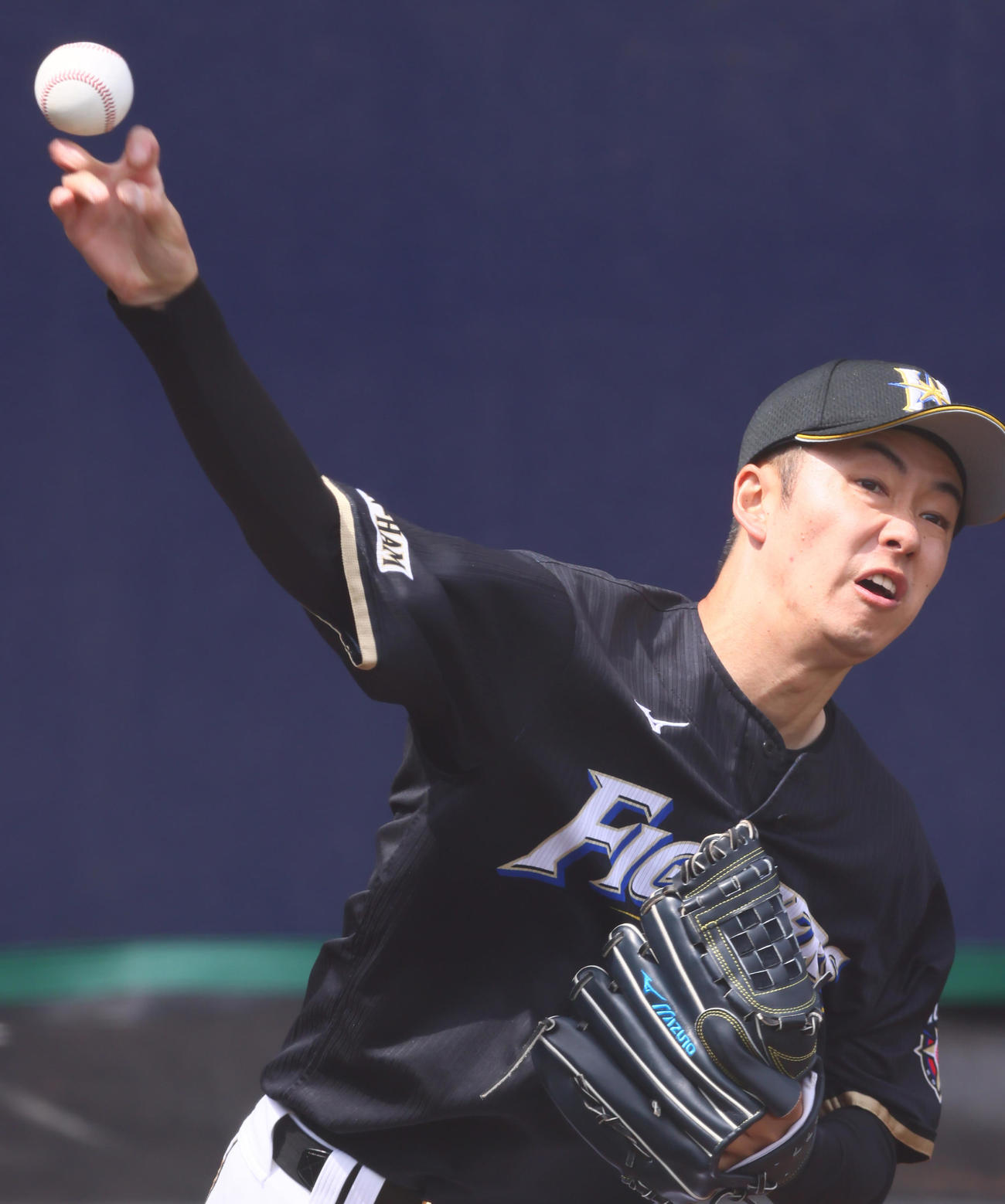 ブルペンでフォークを投じる日本ハム斎藤（撮影・足立雅史）