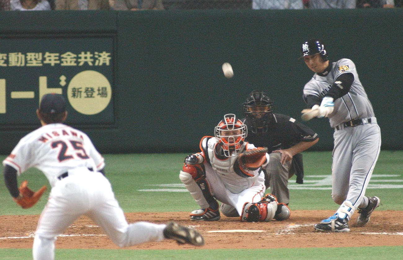 2点適時打を放つ今岡誠（04年4月2日撮影）