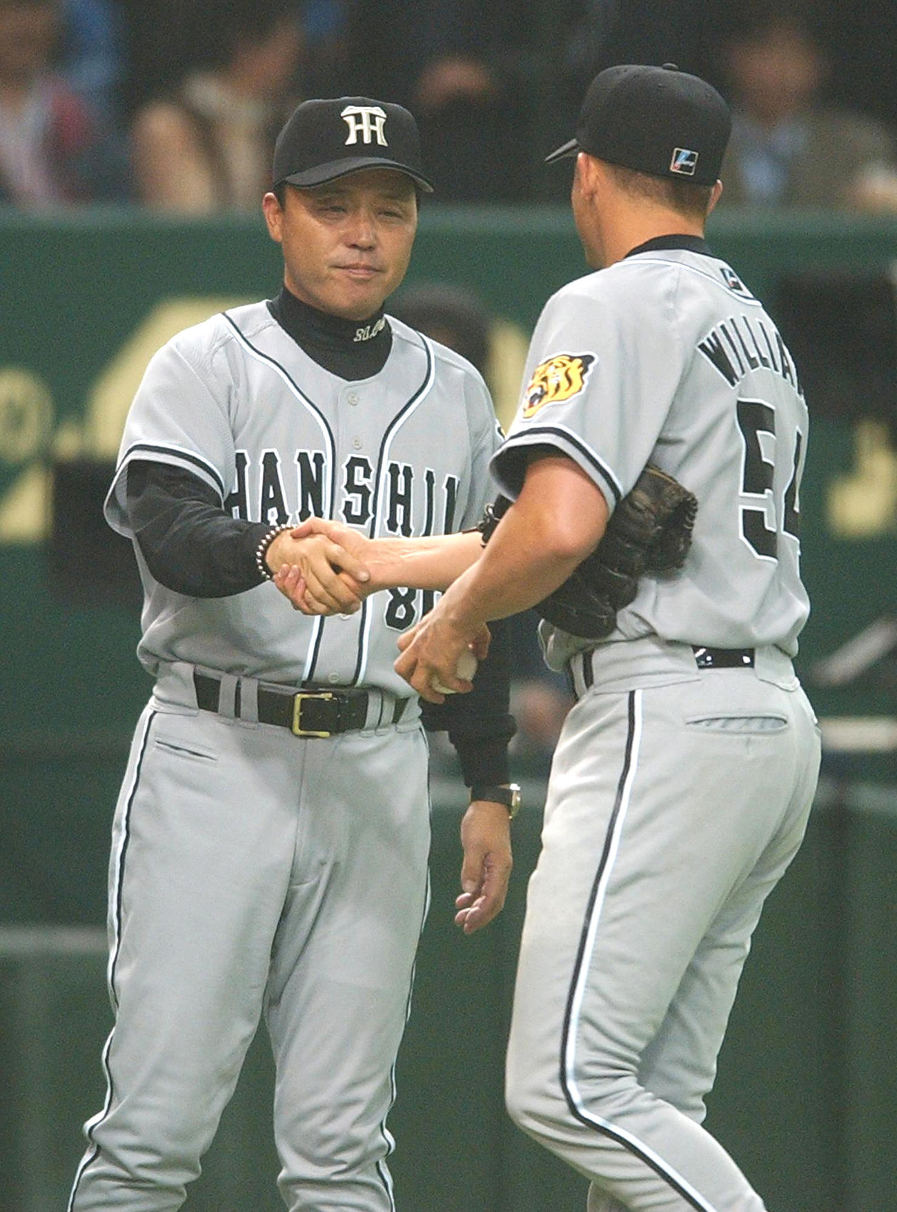 ジェフ・ウィリアムスと握手する岡田彰布監督（04月4月2日撮影）