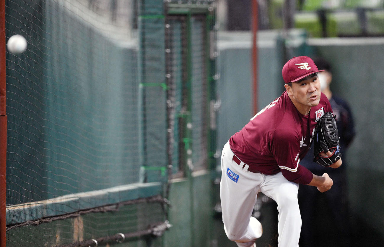 西武対楽天　試合前練習でブルペン投球する楽天田中将（撮影・滝沢徹郎）